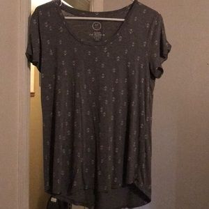 Gray T with anchor print. Criss-cross sleeves.